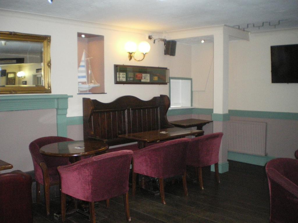 Crown Hotel Pwllheli Exterior photo