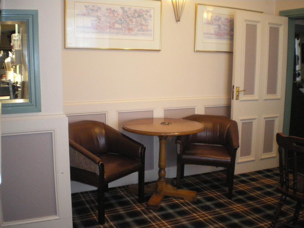 Crown Hotel Pwllheli Exterior photo